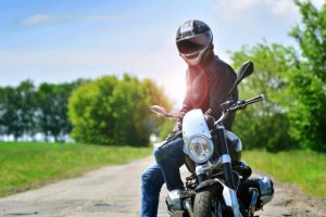 バイクに座るライダー