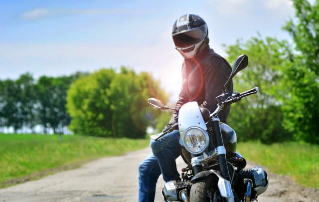 バイクに座るライダー